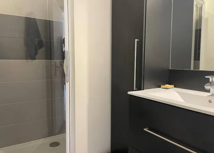 057 3 Pieces - Avec Piscine - Proche Mole *